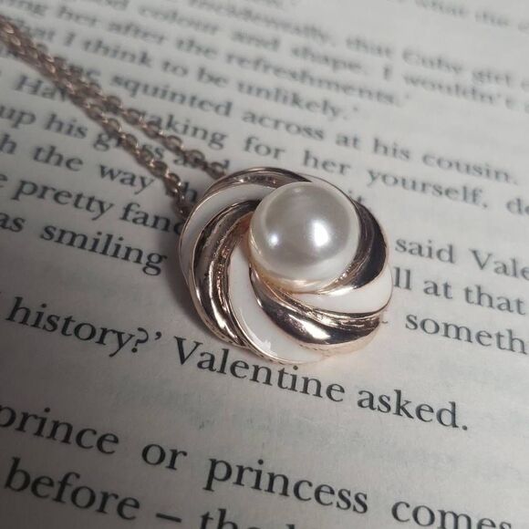 Pearl with Golden and White Swirl Necklace - Picture 5 of 9